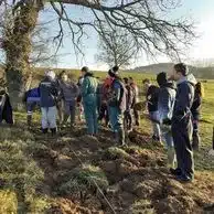 groupe d eleves en tenue de travail devant un arbre mfr rhon