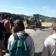 groupe d eleves observant un tracteur a la mfr rhone