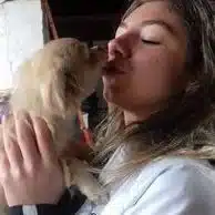 jeune fille embrassant un chiot dore mfr rhone