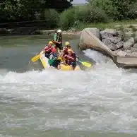 rafting sur un cours d eau avec des participants en gilets d